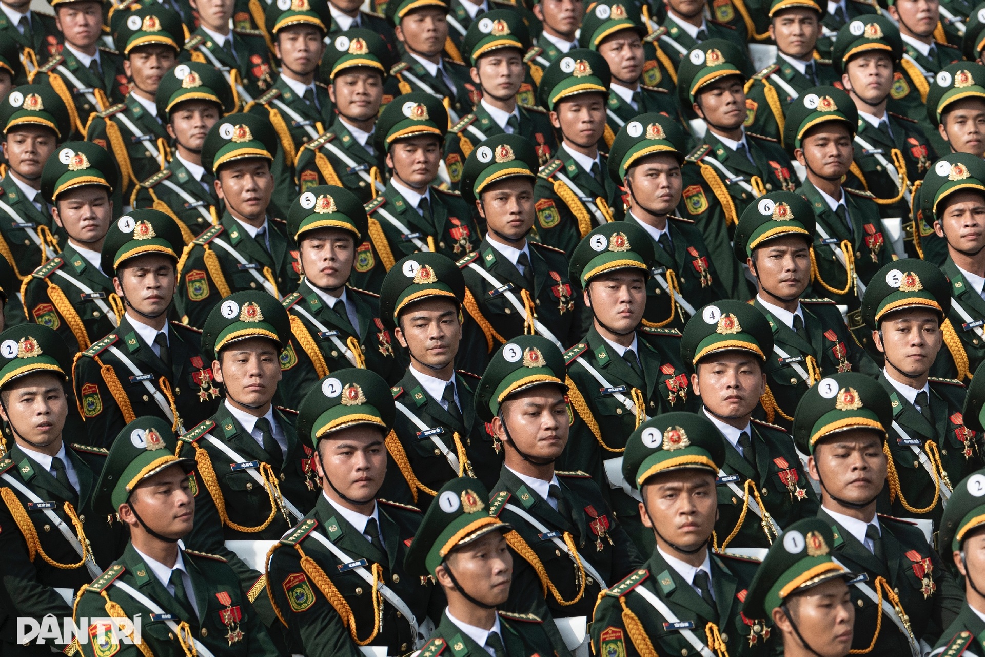Những gam màu hoà bình sải bước đầy kiêu hãnh chuẩn bị cho đại lễ A80 - 6 Những gam màu hoà bình sải bước đầy kiêu hãnh chuẩn bị cho đại lễ A80 - 6