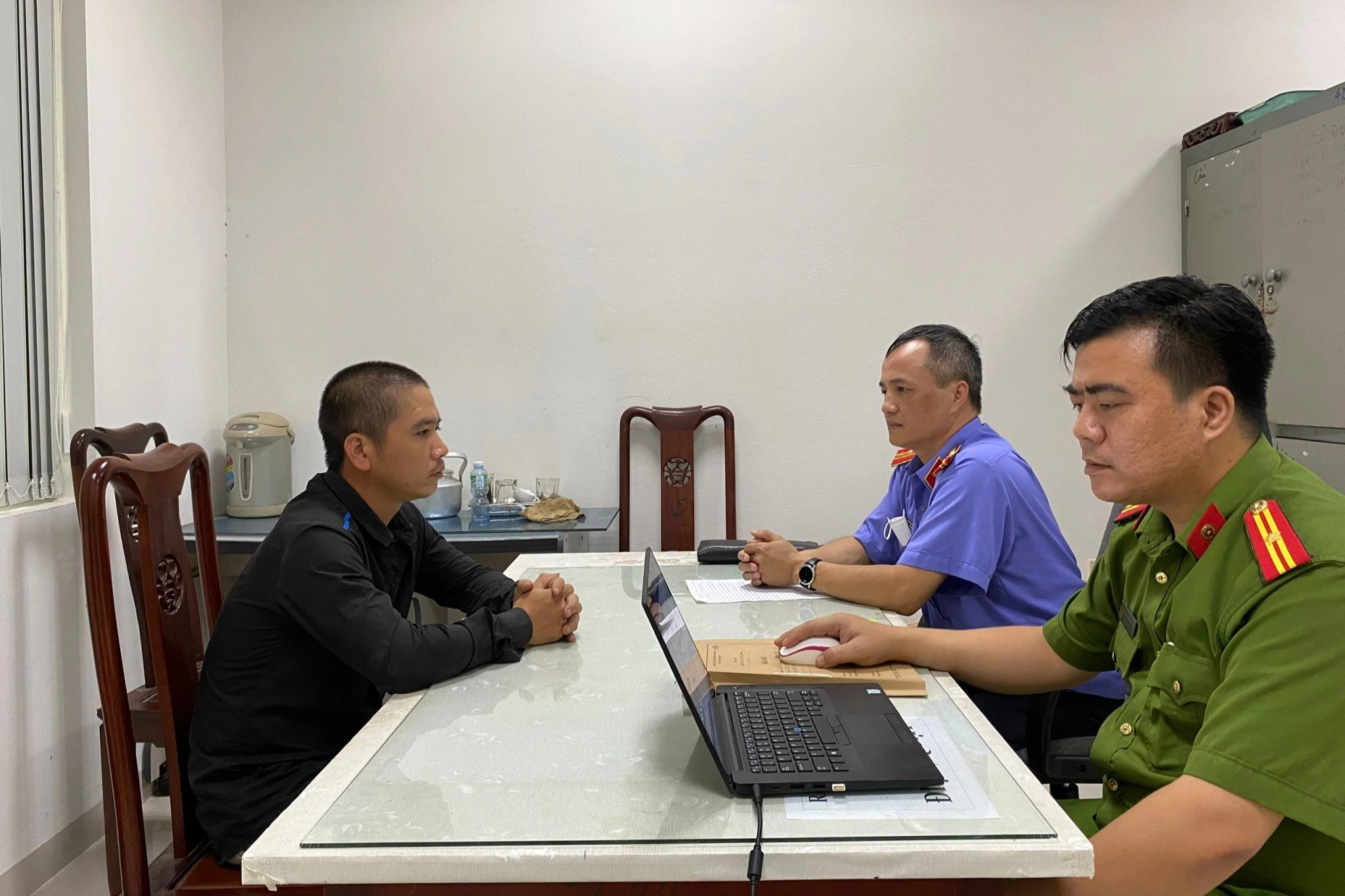 Bắt gã cha dượng nhiều lần hiếp dâm con gái riêng của vợ - 1 Bắt gã cha dượng nhiều lần hiếp dâm con gái riêng của vợ - 1