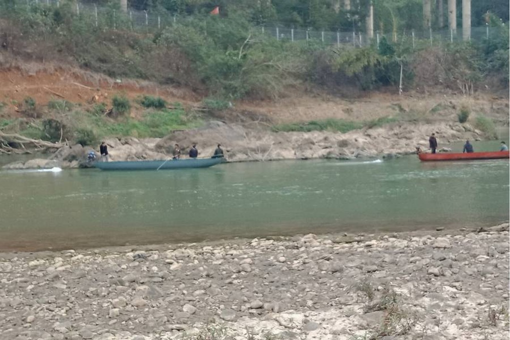 Lào Cai: Tìm kiếm 2 người nghi mất tích khi bơi trên sông Hồng - 1 Lào Cai: Tìm kiếm 2 người nghi mất tích khi bơi trên sông Hồng - 1