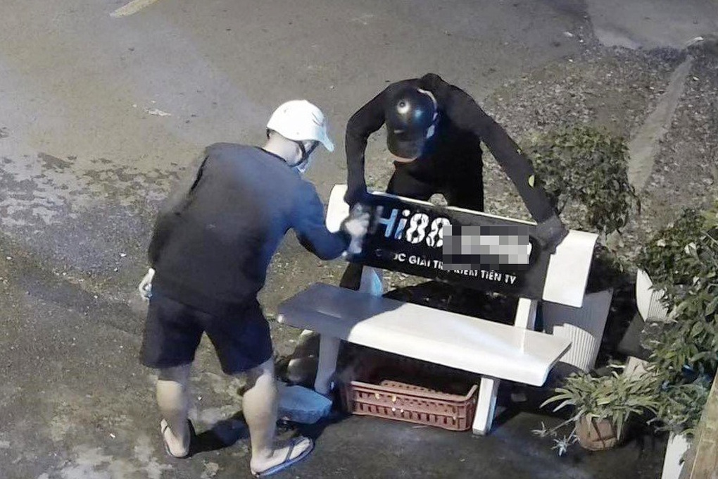Loạt ghế đá ở TPHCM bị xịt sơn, quảng cáo cho các trang cá độ trái phép - 3 Loạt ghế đá ở TPHCM bị xịt sơn, quảng cáo cho các trang cá độ trái phép - 3