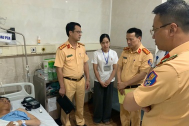 Thượng uý cảnh sát cơ động bị thương khi làm nhiệm vụ trên cao tốc