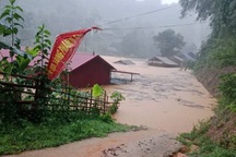 Hàng chục ngôi nhà, nhiều cầu treo bị cuốn trôi ở Sơn La, Điện Biên