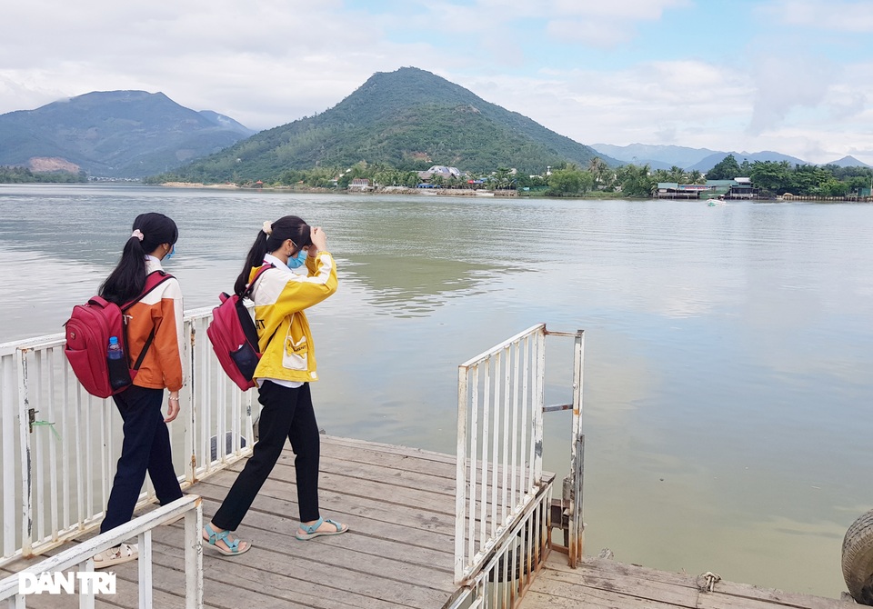 Cầu gỗ bị lũ cuốn trôi, 150 học sinh phải đi đò qua sông tới trường - 1 Cầu gỗ bị lũ cuốn trôi, 150 học sinh phải đi đò qua sông tới trường - 1