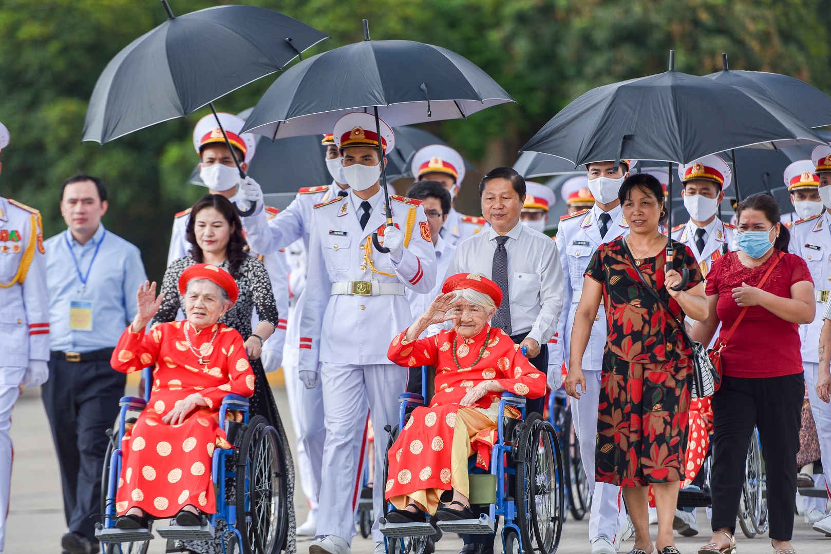 Đoàn 300 mẹ Việt Nam anh hùng xúc động vào Lăng viếng Bác - 15 Đoàn 300 mẹ Việt Nam anh hùng xúc động vào Lăng viếng Bác - 15