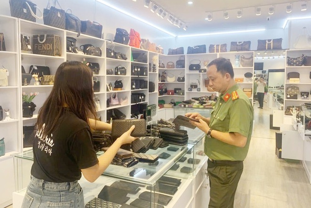 Hàng nghìn ví, túi xách nghi giả hiệu Louis Vuitton, Dior... bị tạm giữ - 2 Hàng nghìn ví, túi xách nghi giả hiệu Louis Vuitton, Dior... bị tạm giữ - 2