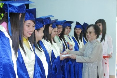 ĐH Phan Châu Trinh trao bằng cho cử nhân khóa đầu tiên