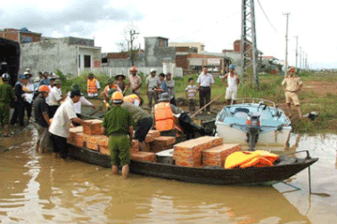Hàng ngàn bạn đọc bức xúc vì quần áo cứu trợ bị biến thành giẻ lau