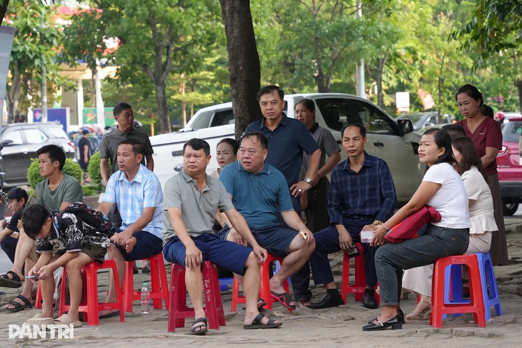 Mẹ bế con giữa phố, cha âm thầm hướng mắt về phía cổng trường thi - 3 Mẹ bế con giữa phố, cha âm thầm hướng mắt về phía cổng trường thi - 3