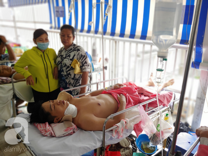 Người chồng bị liệt vì lao lực kiếm tiền nuôi vợ mù và 3 con nhỏ được ủng hộ 110 triệu đồng, đã xuất viện - Ảnh 4. Người chồng bị liệt vì lao lực kiếm tiền nuôi vợ mù và 3 con nhỏ được ủng hộ 110 triệu đồng, đã xuất viện - Ảnh 4.