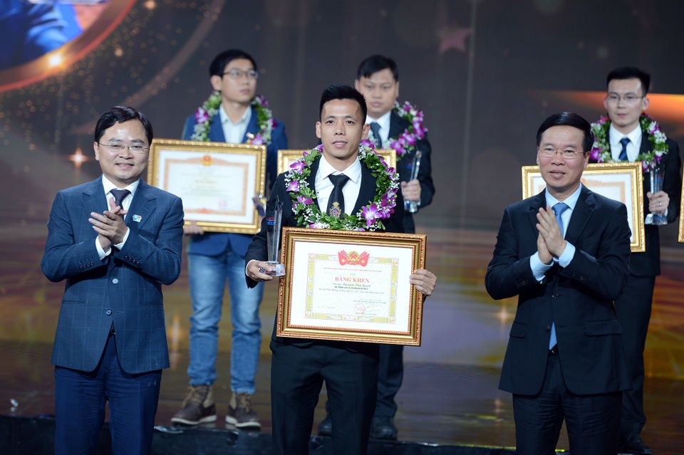 Tuyên dương 10 Gương mặt trẻ Việt Nam tiêu biểu năm 2020 - 2 Tuyên dương 10 Gương mặt trẻ Việt Nam tiêu biểu năm 2020 - 2