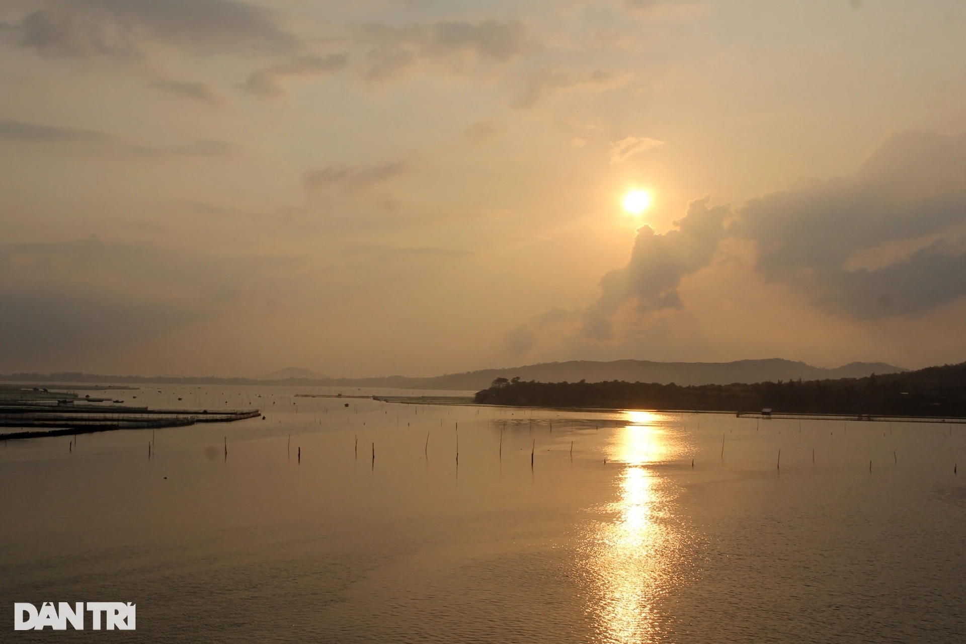 Sau lũ, dân chong đèn săn tôm đất, kiếm nửa triệu đồng ngày giáp Tết - 2 Sau lũ, dân chong đèn săn tôm đất, kiếm nửa triệu đồng ngày giáp Tết - 2