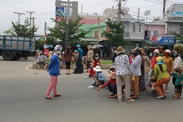Lộn xộn sau phiên xử "chống người thi hành công vụ"