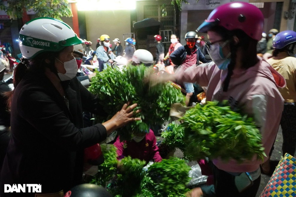 Người dân Pleiku tranh thủ chong đèn đi chợ trước giờ giãn cách - 7 Người dân Pleiku tranh thủ chong đèn đi chợ trước giờ giãn cách - 7