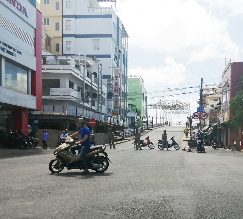 Xe buýt đổ dốc cầu tông người phụ nữ bán vé số tử vong - 5 Xe buýt đổ dốc cầu tông người phụ nữ bán vé số tử vong - 5
