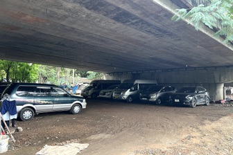 Bãi xe dưới gầm cầu ở TPHCM: Nơi dọn sạch, chỗ còn nhếch nhác