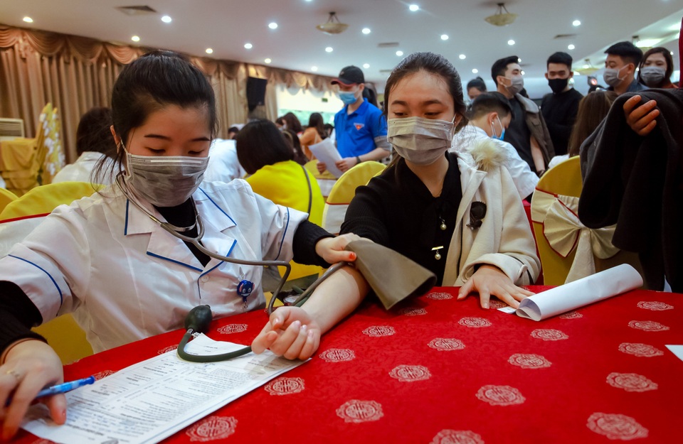 Hàng ngàn người phải đo thân nhiệt trong ngày Chủ nhật đỏ tại Vinh - 3 Hàng ngàn người phải đo thân nhiệt trong ngày Chủ nhật đỏ tại Vinh - 3