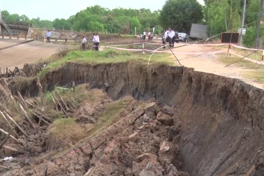 Sạt lở nghiêm trọng tại Long An cuốn trôi nhiều ao cá.