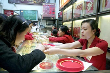 Vàng rớt giá theo xu hướng thế giới