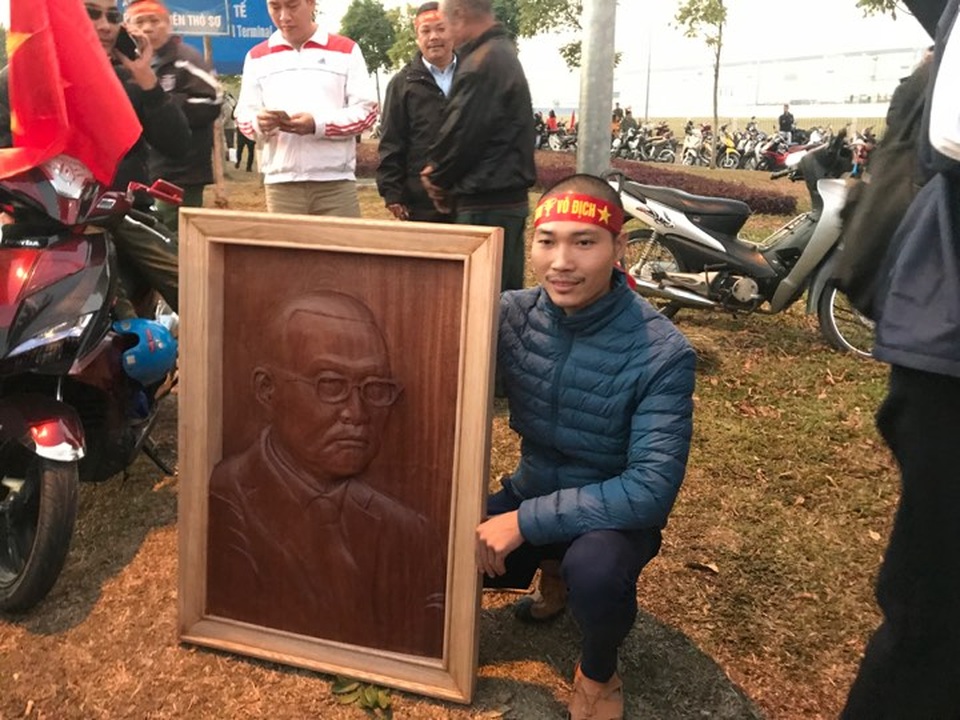 Hà Nội: Hàng ngàn cổ động viên cuồng nhiệt chờ đội tuyển U22 vô địch trở về nước - 6 Hà Nội: Hàng ngàn cổ động viên cuồng nhiệt chờ đội tuyển U22 vô địch trở về nước - 6