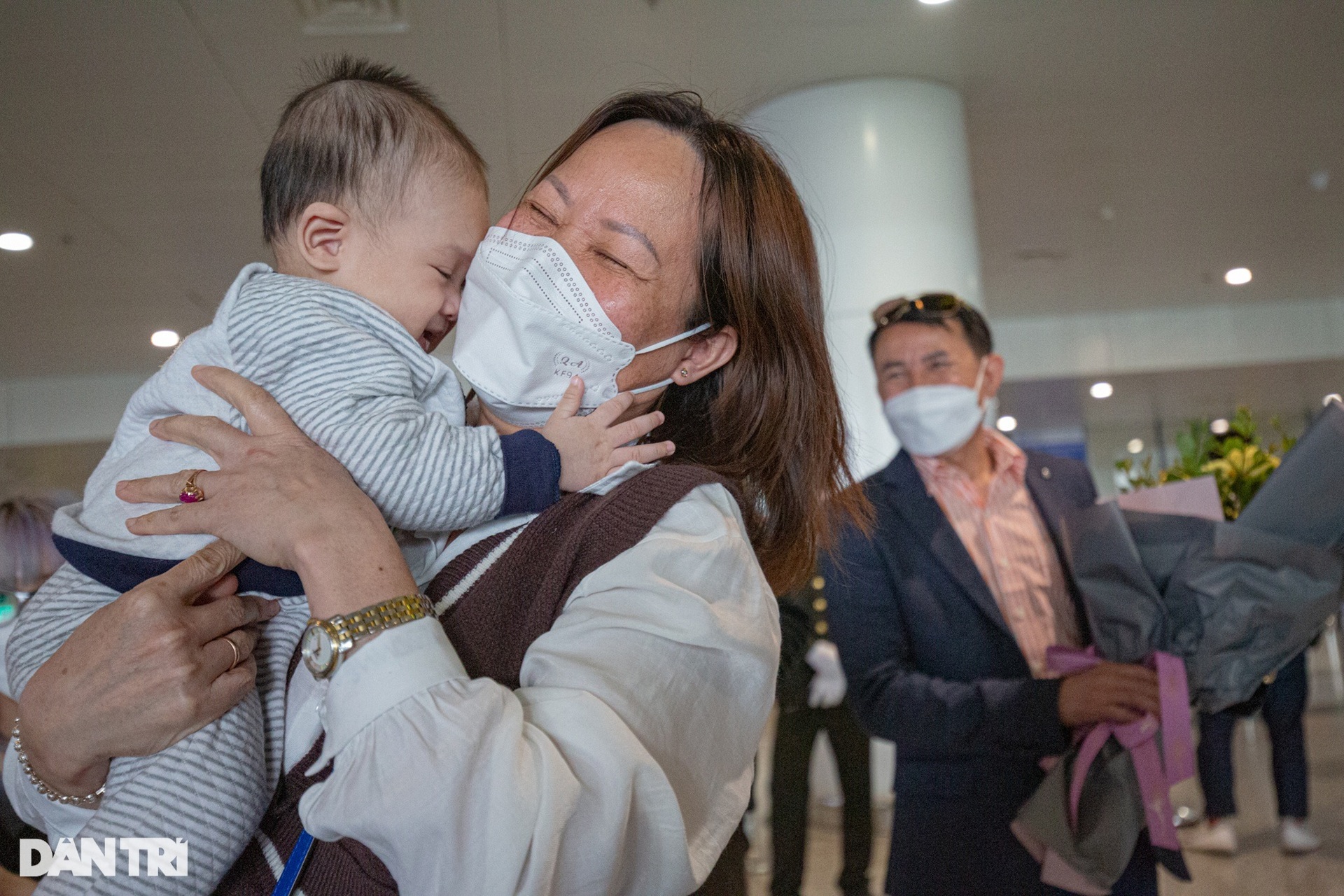 Gương mặt trẻ thơ, cái ôm tràn nước mắt trong chuyến bay giải cứu đầu tiên - 16 Gương mặt trẻ thơ, cái ôm tràn nước mắt trong chuyến bay giải cứu đầu tiên - 16