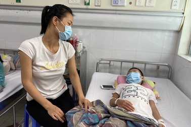 Cao điểm sốt xuất huyết, cha mẹ tuyệt đối tránh sai lầm này khi con bị sốt