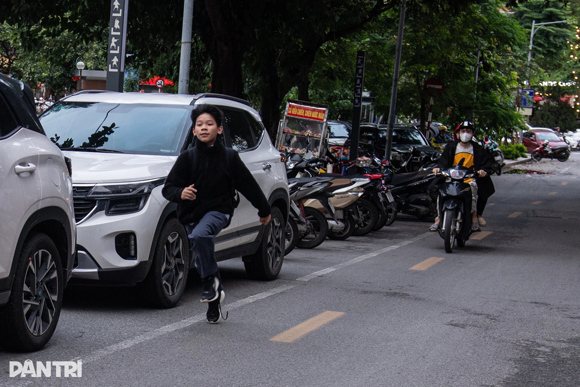 Hà Nội: Ô tô đỗ tràn lan lòng đường nhỏ hẹp, giao thông bị bóp nghẹt - 3 Hà Nội: Ô tô đỗ tràn lan lòng đường nhỏ hẹp, giao thông bị bóp nghẹt - 3