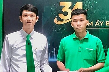 Tài xế taxi tá hỏa nhận hơn 400 triệu đồng cho một cuốc khách