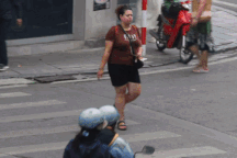 Hà Nội: Thót tim cảnh ô tô, xe máy đâm thẳng người đi bộ đang sang đường