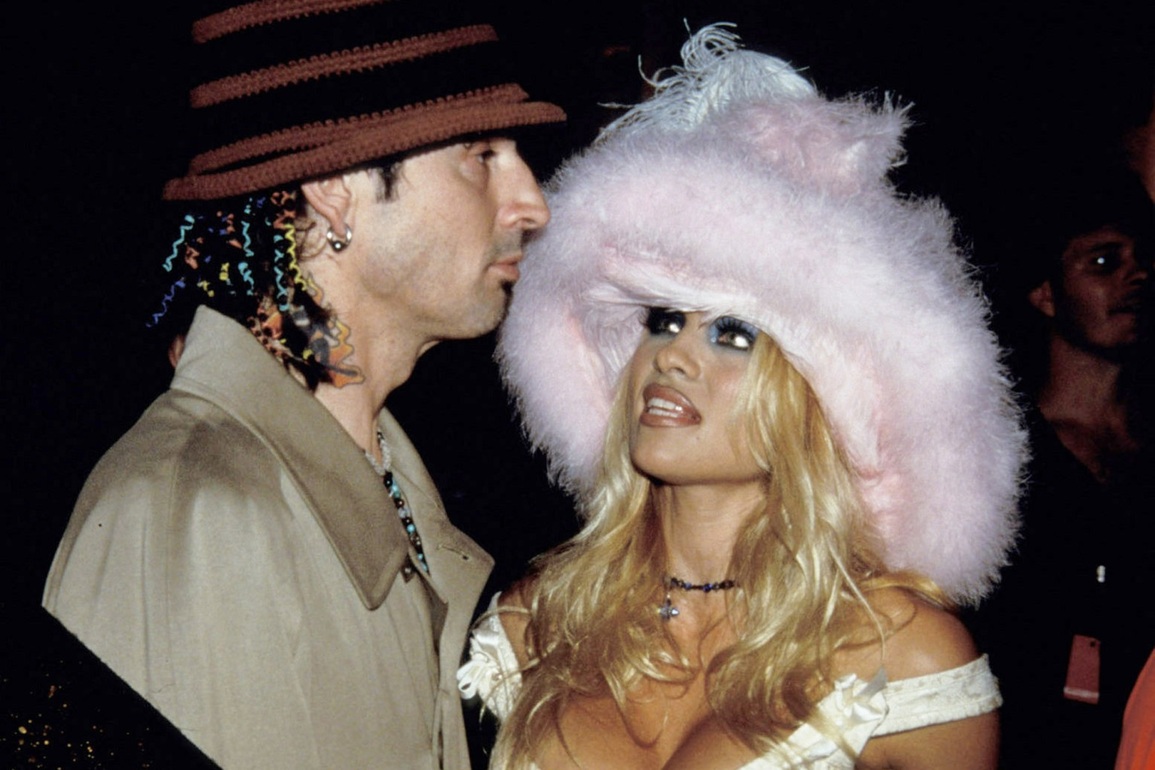 Người mẫu Pamela Anderson tự làm phim kể về việc mình bị lộ clip nóng - 3 Người mẫu Pamela Anderson tự làm phim kể về việc mình bị lộ clip nóng - 3