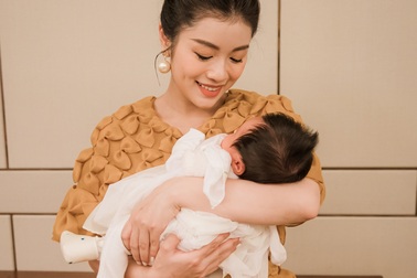 Sao mai Nguyễn Thu Hằng bất ngờ công bố đã sinh con dù chưa đám cưới