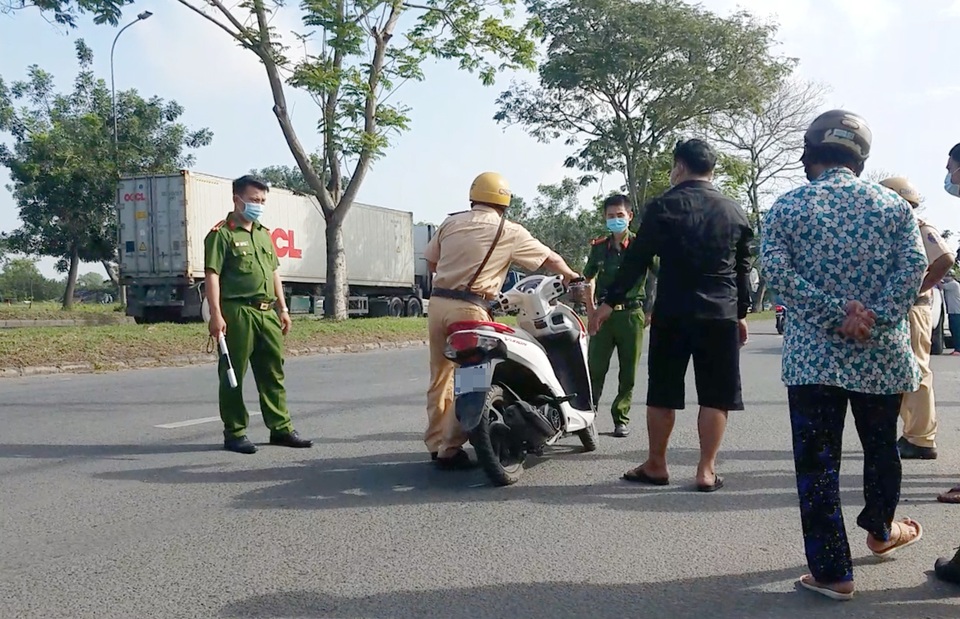 Công an triệu tập 5 người trong vụ CSGT bị đánh gây xôn xao dư luận - 1 Công an triệu tập 5 người trong vụ CSGT bị đánh gây xôn xao dư luận - 1