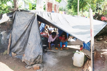 Hai đứa trẻ không cha, mơ một ngày không phải đi nhặt phân bò, bắt ốc