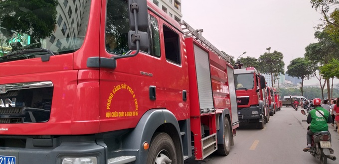 Hà Nội: Cháy căn hộ tại tầng 32 chung cư Linh Đàm, hàng nghìn người hốt hoảng ôm con nhỏ chạy bộ xuống sân - Ảnh 10. Hà Nội: Cháy căn hộ tại tầng 32 chung cư Linh Đàm, hàng nghìn người hốt hoảng ôm con nhỏ chạy bộ xuống sân - Ảnh 10.