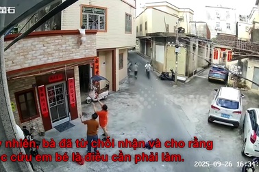 Người phụ nữ có mặt kịp thời, đỡ em bé ngã từ ban công tầng 2