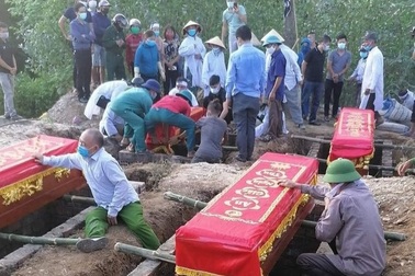 Vụ cháy phòng trà 6 người tử vong: 4 quan tài trong một đám tang