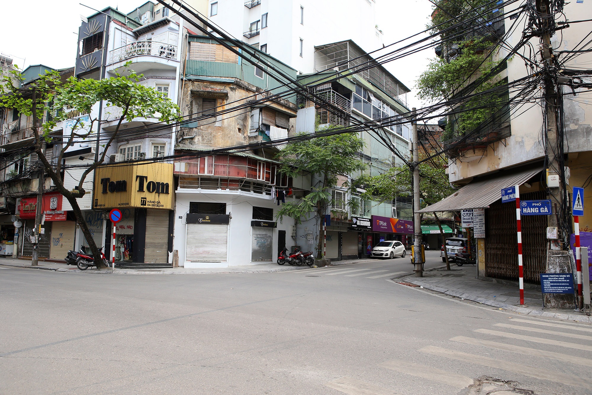 Phố vắng như Tết trong ngày đầu tạm dừng kinh doanh để phòng dịch Covid-19 - 11 Phố vắng như Tết trong ngày đầu tạm dừng kinh doanh để phòng dịch Covid-19 - 11