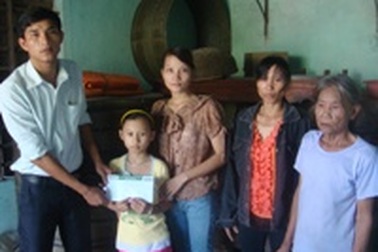 Mẹ con chị Hà nhận hơn 12 triệu đồng từ bạn đọc