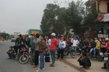 Chật vật đón xe khách vào Nam