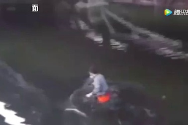 Nhảy sông tự tử bất thành vì mãi không chìm được