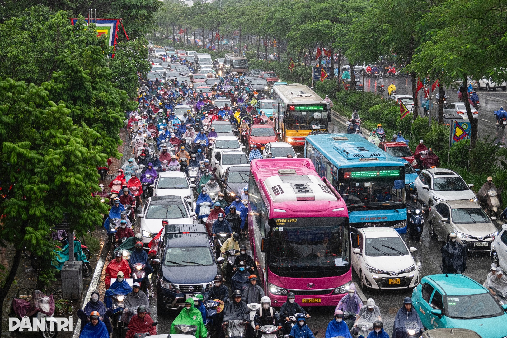 Ảnh hưởng bão Bualoi, người dân Hà Nội vất vả đội mưa đi làm sáng đầu tuần - 7 Ảnh hưởng bão Bualoi, người dân Hà Nội vất vả đội mưa đi làm sáng đầu tuần - 7