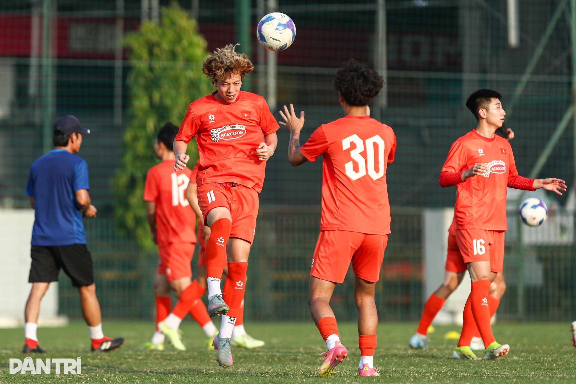 Ngôi sao Việt kiều Bùi Alex tích cực tập luyện cùng U22 Việt Nam - 8 Ngôi sao Việt kiều Bùi Alex tích cực tập luyện cùng U22 Việt Nam - 8