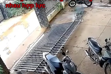 Hai cậu bé gặp tai nạn nguy hiểm từ tình huống đời thường