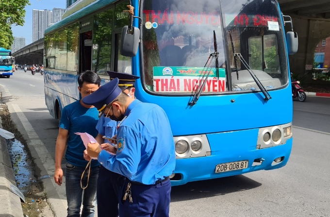 Hà Nội: Xử lý gần 3.700 phương tiện vận tải hành khách vi phạm - Ảnh 1. Hà Nội: Xử lý gần 3.700 phương tiện vận tải hành khách vi phạm - Ảnh 1.