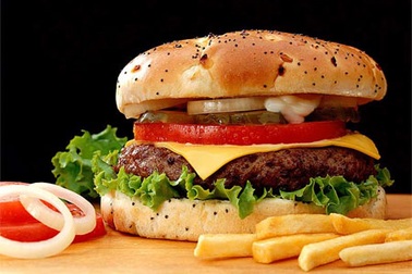 Khi đi máy bay nên tránh ăn gì?