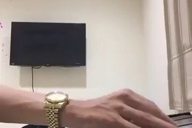 Tiết lộ về chàng trai "bịt mắt đánh đàn" gây "sốt" trên mạng