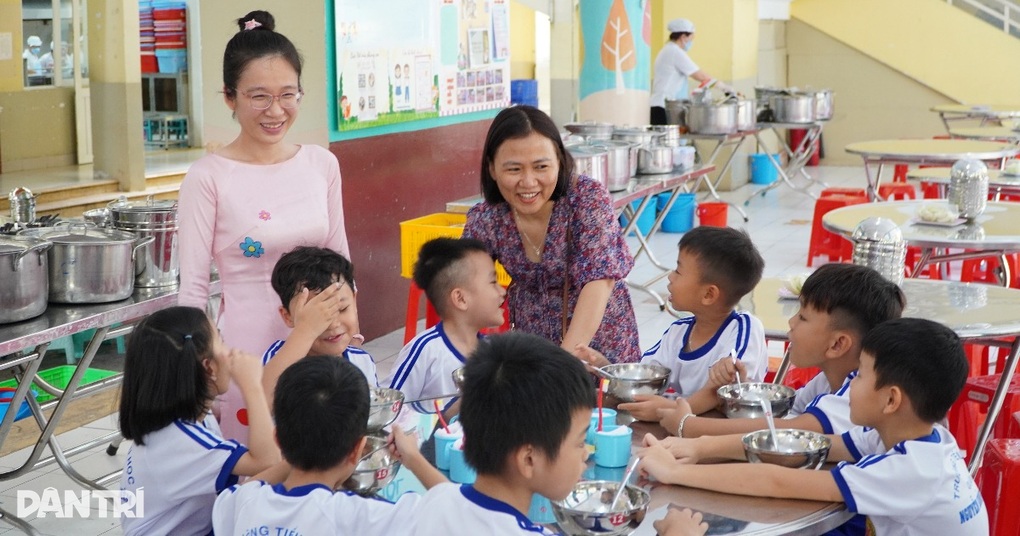 Phụ huynh trút gánh nặng khi cùng con học liên kết, ăn bán trú tại trường - 4 Phụ huynh trút gánh nặng khi cùng con học liên kết, ăn bán trú tại trường - 4