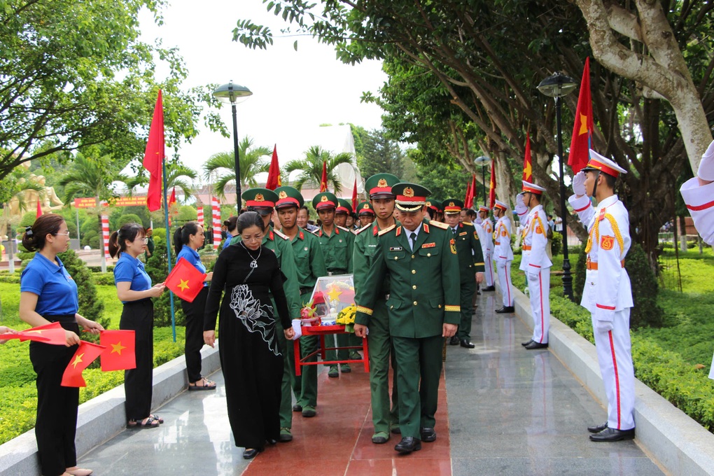 Truy điệu, an táng 23 liệt sỹ hy sinh tại Campuchia - 2 Truy điệu, an táng 23 liệt sỹ hy sinh tại Campuchia - 2