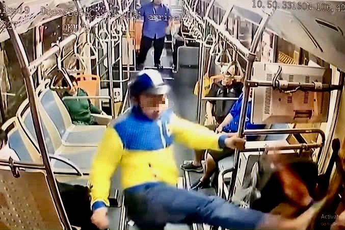 ホーチミン市で若い男がバスに飛び乗って運転手を殴打 - 1 Nam thanh niên xông lên xe buýt đánh tài xế ở TPHCM - 1