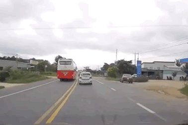 Cú bẻ lái kinh hoàng của tài xế thiếu văn hoá