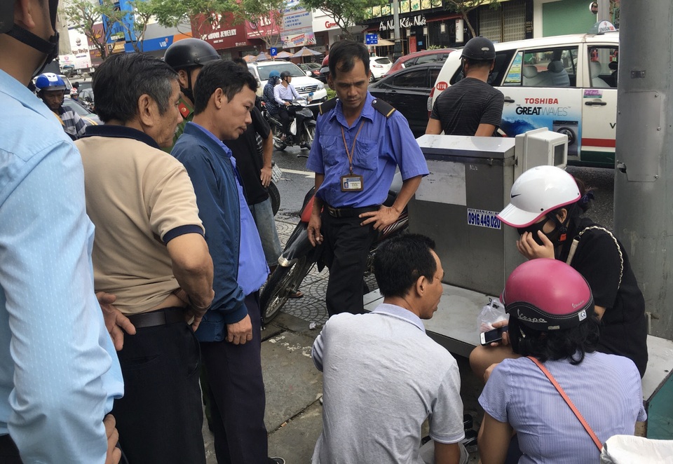 Ô tô tông hàng loạt xe máy đang dừng đèn đỏ ở Đà Nẵng - 2